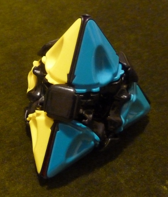 Foto del BrainTwist ordenado con forma de tetraedro.