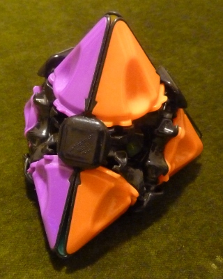 Foto del BrainTwist ordenado formando un tetraedro distinto.