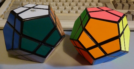 Fotografía de dos skewb
ultimate. A la izquierda, de QJ (12 colores); a la derecha, de Meffert (6
colores).